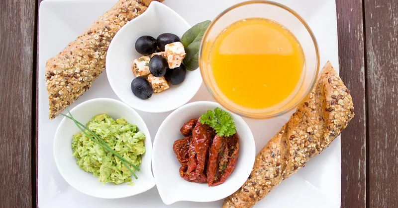 Un petit-déjeuner orienté vitamines et hydratation